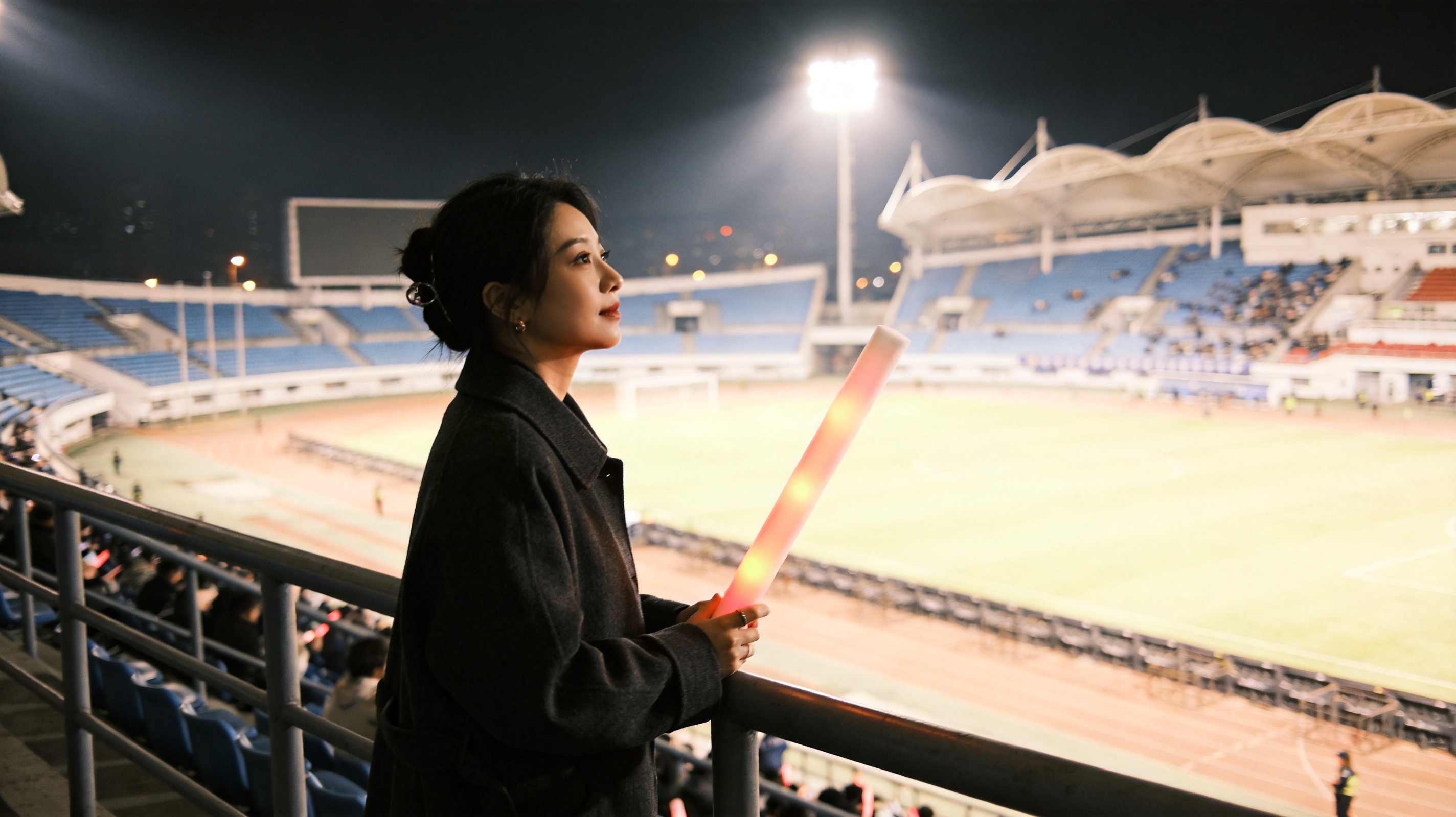 长年观赛用户头像配图：夜间球场看台